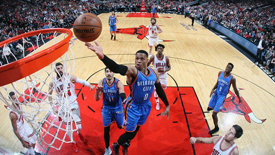 Russell Westbrook (Oklahoma City Thunder) memasukkan bola basket ke ring Chicago Bulls. Copyright: &copy; Layne Murdoch/NBAE via Getty Images